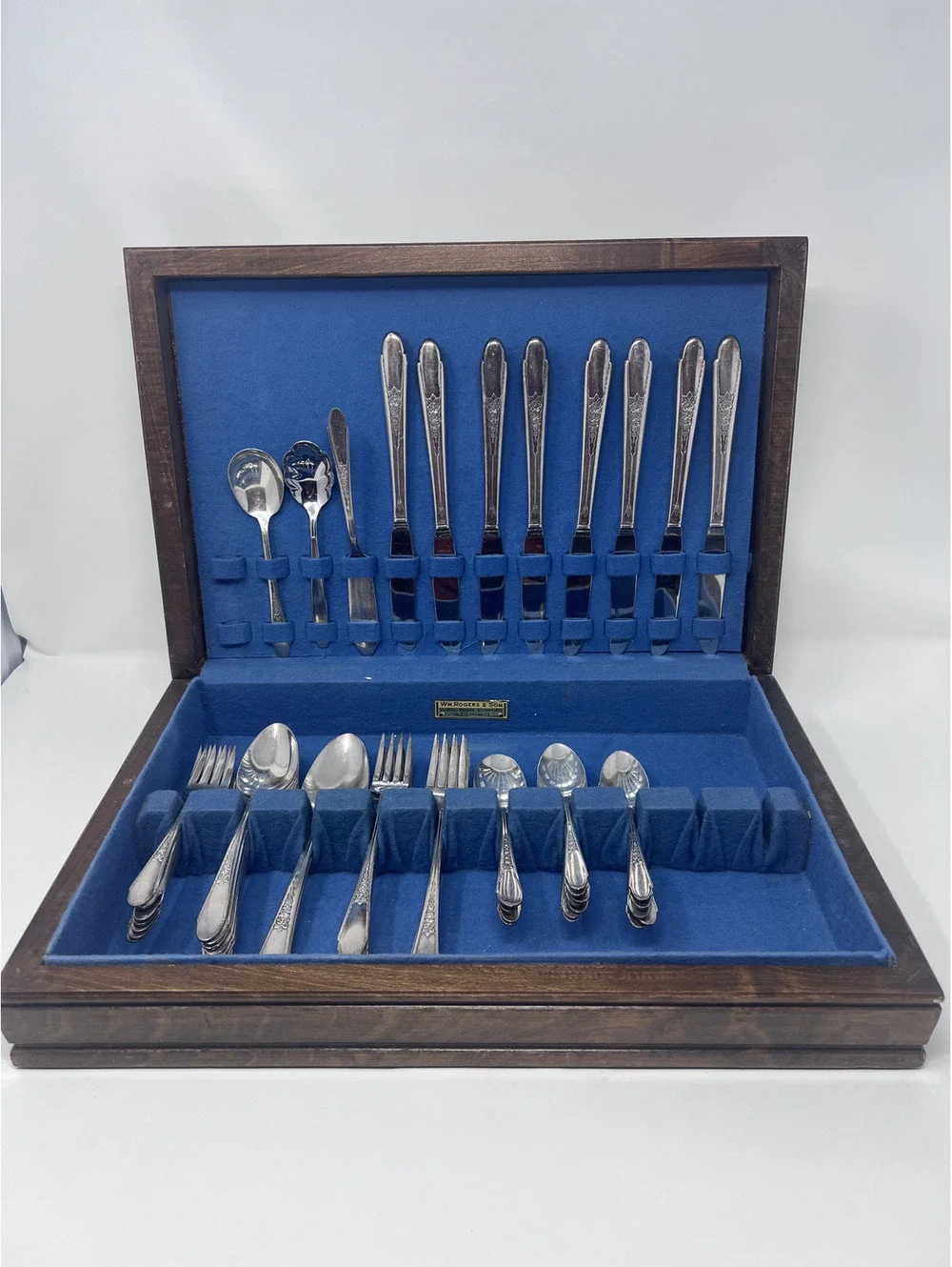 Vintage Wm. Rogers & Son silverplated Flatware Set in Wooden Case - READ
